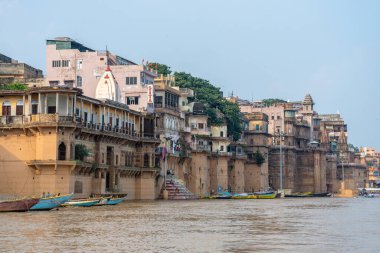 Varanasi, Hindistan. 30 Eylül 2023: Varanasi Nehri kıyısı manzarası, insanların Ganj Nehri kıyısında banyo yapmaya geldiği yer.
