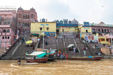 Varanasi, Hindistan. 30 Eylül 2023: Varanasi Nehri kıyısı manzarası, insanların Ganj Nehri kıyısında banyo yapmaya geldiği yer.