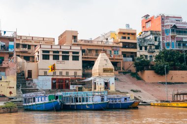 Varanasi, Hindistan. 30 Eylül 2023: Varanasi Nehri kıyısı manzarası, insanların Ganj Nehri kıyısında banyo yapmaya geldiği yer.