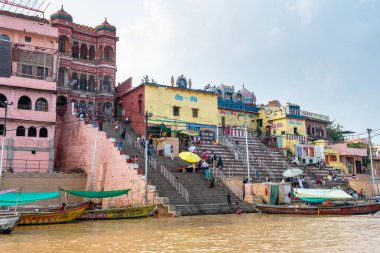 Varanasi, Hindistan. 30 Eylül 2023: Varanasi Nehri kıyısı manzarası, insanların Ganj Nehri kıyısında banyo yapmaya geldiği yer.