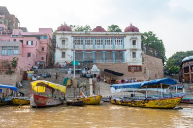 Varanasi, Hindistan. 30 Eylül 2023: Varanasi Nehri kıyısı manzarası, insanların Ganj Nehri kıyısında banyo yapmaya geldiği yer.