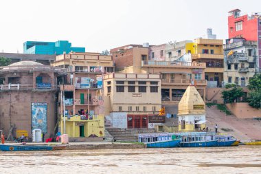Varanasi, Hindistan. 30 Eylül 2023: Varanasi Nehri kıyısı manzarası, insanların Ganj Nehri kıyısında banyo yapmaya geldiği yer.