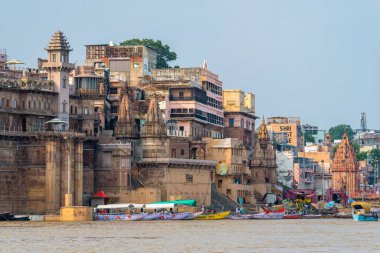 Varanasi, Hindistan. 30 Eylül 2023: Varanasi Nehri kıyısı manzarası, insanların Ganj Nehri kıyısında banyo yapmaya geldiği yer.