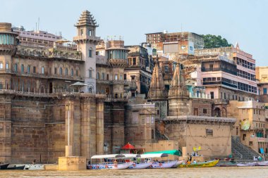 Varanasi, Hindistan. 30 Eylül 2023: Varanasi Nehri kıyısı manzarası, insanların Ganj Nehri kıyısında banyo yapmaya geldiği yer.