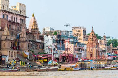 Varanasi, Hindistan. 30 Eylül 2023: Varanasi Nehri kıyısı manzarası, insanların Ganj Nehri kıyısında banyo yapmaya geldiği yer.