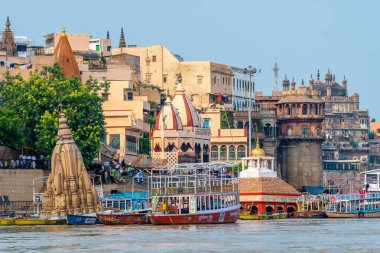Varanasi, Hindistan. 30 Eylül 2023: Varanasi Nehri kıyısı manzarası, insanların Ganj Nehri kıyısında banyo yapmaya geldiği yer.