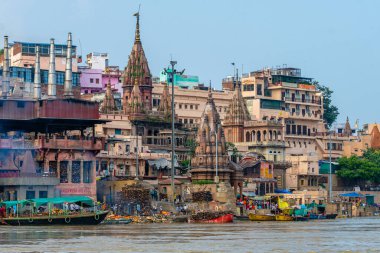 Varanasi, Hindistan. 30 Eylül 2023: Varanasi Nehri kıyısı manzarası, insanların Ganj Nehri kıyısında banyo yapmaya geldiği yer.
