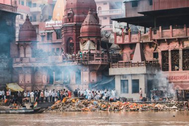 Varanasi, Hindistan. 30 Eylül 2023: Varanasi Nehri kıyısı manzarası, insanların Ganj Nehri kıyısında banyo yapmaya geldiği yer.