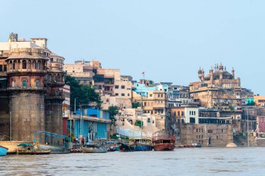 Varanasi, Hindistan. 30 Eylül 2023: Varanasi Nehri kıyısı manzarası, insanların Ganj Nehri kıyısında banyo yapmaya geldiği yer.