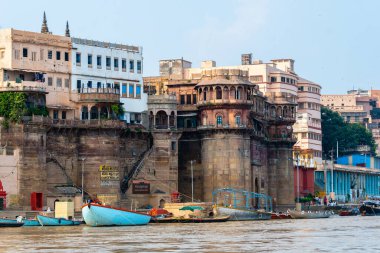 Varanasi, Hindistan. 30 Eylül 2023: Varanasi Nehri kıyısı manzarası, insanların Ganj Nehri kıyısında banyo yapmaya geldiği yer.