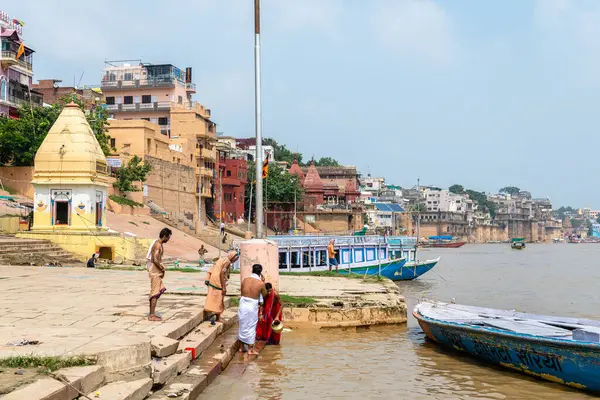 ヴァラナシ インド 2023年9月30日 バラナシ川岸の景色 人々がギャングの川岸で 風呂に入ってくる — ストック写真