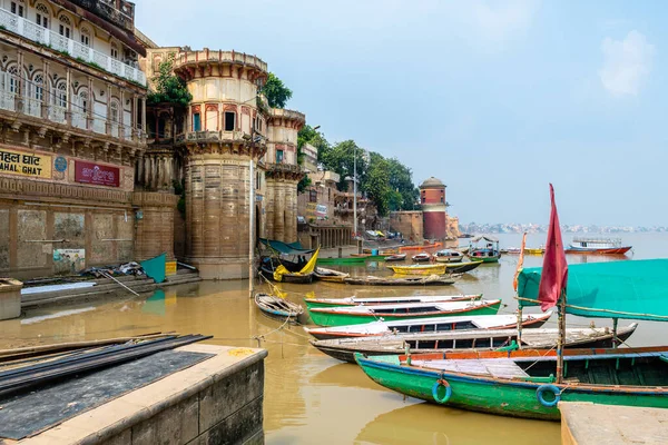 Varanasi, Hindistan. 30 Eylül 2023: Varanasi Nehri kıyısı manzarası, insanların Ganj Nehri kıyısında banyo yapmaya geldiği yer.