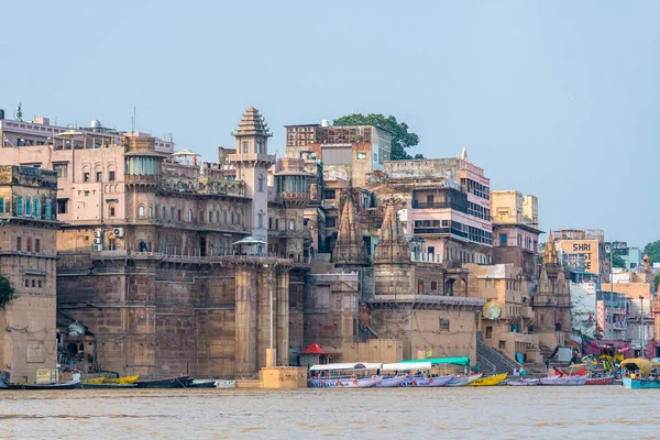 Varanasi, Hindistan. 30 Eylül 2023: Varanasi Nehri kıyısı manzarası, insanların Ganj Nehri kıyısında banyo yapmaya geldiği yer.