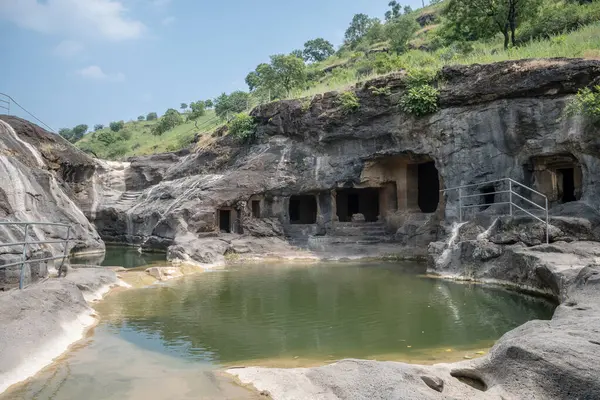 Aurangabad, Hindistan 'daki Ellora mağaralarının manzarası