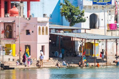 Puskhar, Hindistan. 12 Ekim 2023: Hindu halkı Puskhar Gölü 'nde kutsal bir banyo yapmak için ghat kullanıyor.