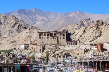 Leh Ladakh City, Hindistan 'daki Leh Sarayı manzarası