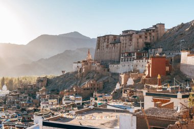 Leh Ladakh City, Hindistan 'daki Leh Sarayı manzarası