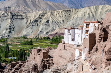 Hindistan 'ın Leh ladakh bölgesindeki Lamayuru köyünün manzarası