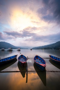 Pokhara, Nepal 'deki phewa Gölü manzarası