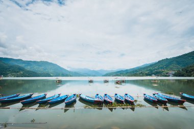 Pokhara, Nepal 'deki phewa Gölü manzarası