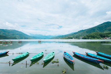 Pokhara, Nepal 'deki phewa Gölü manzarası