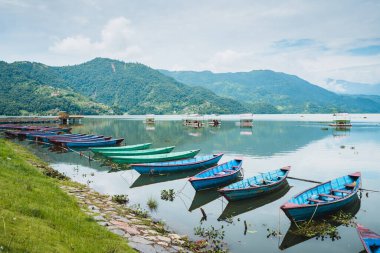 Pokhara, Nepal 'deki phewa Gölü manzarası