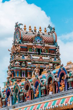 Batu mağaralarındaki geleneksel Hindu tapınağı