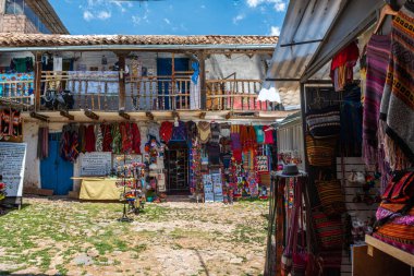  Ucusco, Peru. 5 Ekim 2022: Cucco Inka kasabasının sokak manzarası, Peru