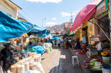  Ucusco, Peru. 5 Ekim 2022: Cucco Inka kasabasının sokak manzarası, Peru