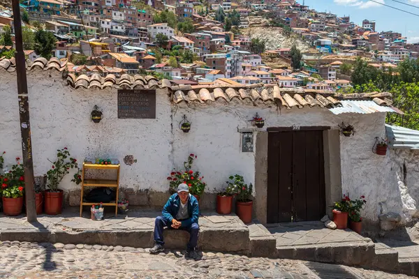  Ucusco, Peru. 5 Ekim 2022: Cucco Inka kasabasının sokak manzarası, Peru