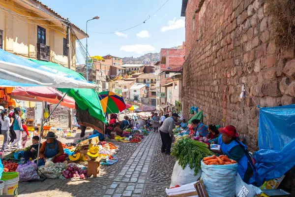  Ucusco, Peru. 5 Ekim 2022: Cucco Inka kasabasının sokak manzarası, Peru