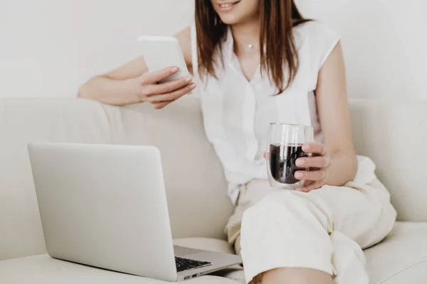 Redusert Bilde Unge Kvinner Som Bruker Mobiltelefon Laptop Mens Drikker – stockfoto