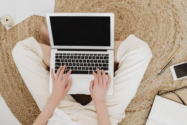 Bovenaanzicht Van Een Vrouw Die Laptop Gebruikt Terwijl Vloerkleed Zit Stockfoto