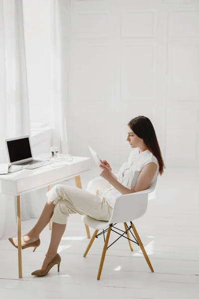 Joven Alegre Sentada Lugar Trabajo Oficina Moderna Usando Touchpad —  Fotos de Stock