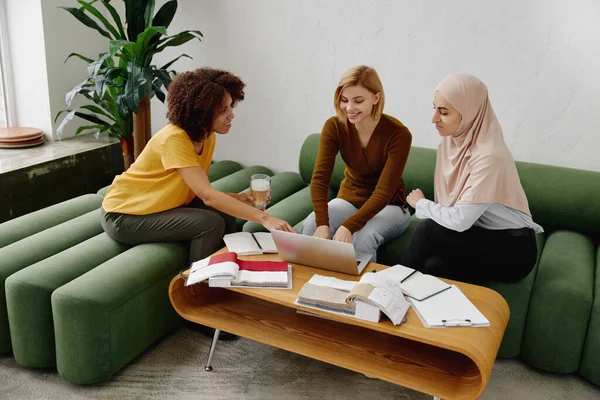 Drei Junge Multikulturelle Geschäftsfrauen Modernen Büro Als Team — Stockfoto