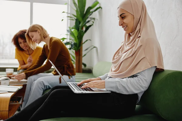Junge Muslimische Hidschab Unternehmerin Arbeitet Modernen Büro Mit Zwei Kollegen — Stockfoto