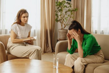 Hüsrana uğramış genç bir kadın psikolog randevusunda oturup sorunlarını anlatıyor..