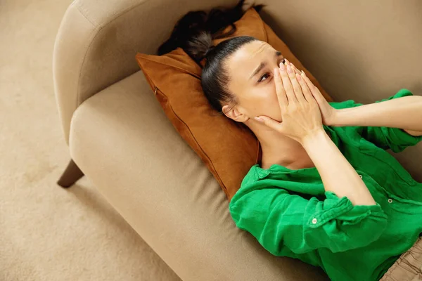 Eine Weinende Junge Frau Die Hause Auf Einer Couch Liegt — Stockfoto