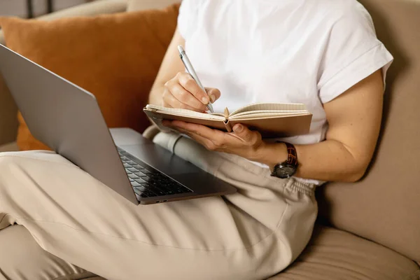 Vágott Kép Egy Nőről Aki Laptopot Használ Naplójába Miközben Otthon — Stock Fotó