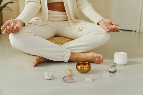 Imagem Cortada Mulher Meditando Com Tigela Canto Tibetano Pedras Preciosas — Fotografia de Stock