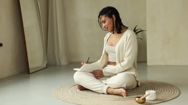 Hermosa Joven Escribiendo Sus Pensamientos Diario Después Practicar Meditación — Vídeos de Stock