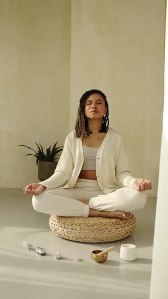 Genç Afro Amerikan Kadın Günlük Kıyafetleriyle Lotus Pozisyonunda Meditasyon Yapıyor — Stok video