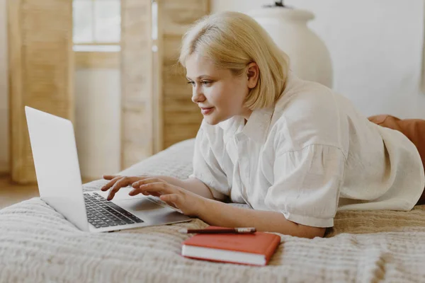 Mulher Loira Bonita Deitada Cama Usando Laptop Imagens Royalty-Free