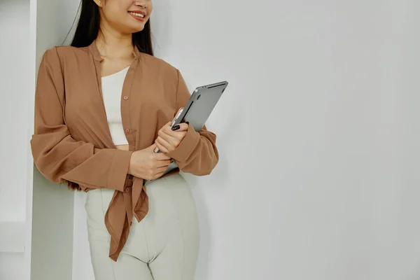 Unerkennbar Lächelnde Frau Mit Laptop Auf Weißem Hintergrund Stockbild