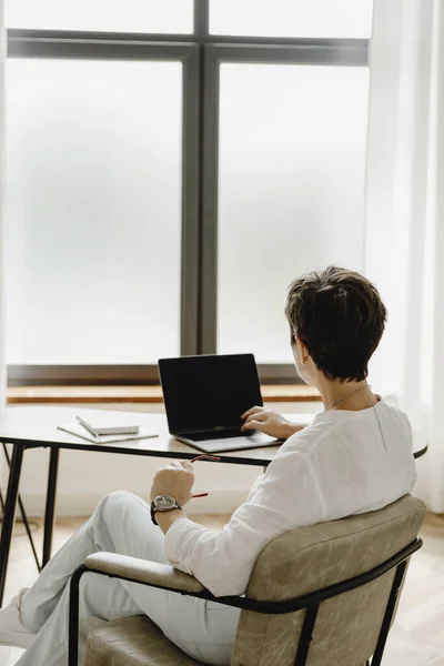 Visão Traseira Mulher Negócios Meia Idade Elegante Usando Laptop Sentado Imagens Royalty-Free