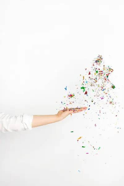 Femeie Aruncând Confetti Colorat Fundal Alb Fotografie de stoc