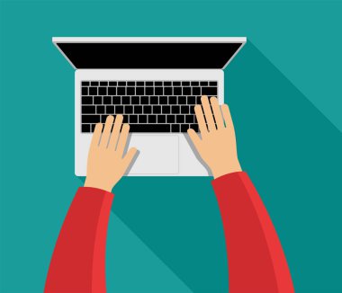Merkez ofis, online uzaktan kumanda. Dizüstü bilgisayar ve eller klavyede. Web Kullanıcı Arayüzü Tasarımı ve Kodlaması