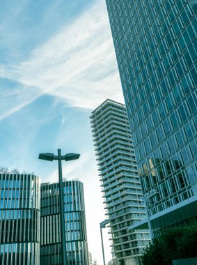 Mavi bulutlu gökyüzü ve perspektif manzaralı modern gökdelenler