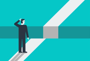 Kafası karışmış işadamı, engebeli uçurumun önünde dikiliyor. İş stratejisi - riskler ve meydan okuma kavramı