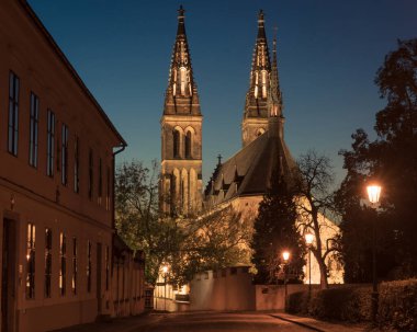 Aziz Peter ve Aziz Paul Bazilikası, Vysehrad kalesindeki neo-gotik kilise geceleri